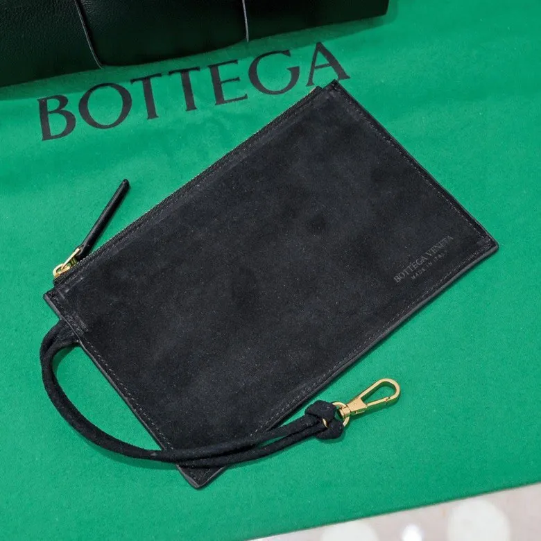 Batch 1460 🔥🔥🔥BV mini tote bag🟡🟡🟡Arco tote finally has a mini version this season. I love this size💯I have always been fond of tote bags because it has no complicated design, is simple and neat, and is easy to match with daily clothes🍒🍒Key point key point! It is equipped with a detachable shoulder strap, suitable for commuting and casual wear in any occasion👏👏Model number: 9894#, size: 25x16x8cm, pebbled black